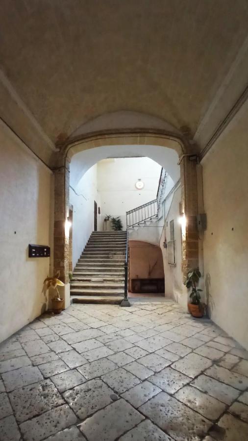 Palazzo Saraceno Apartment-Taras Tarento Exterior foto